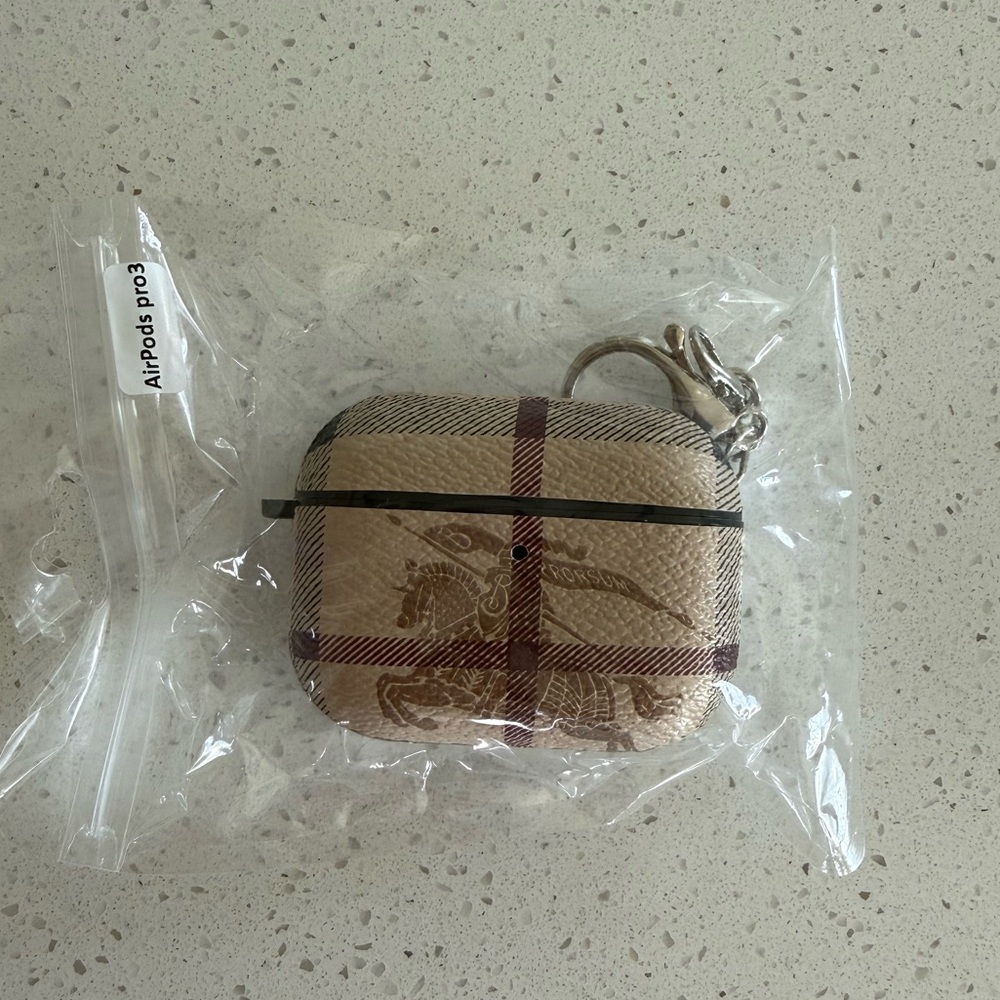 DESIGNER AIRPOD PRO GENERATION 3 PROTECTIVE CASE W/KEYRING - Picture 5 of 5